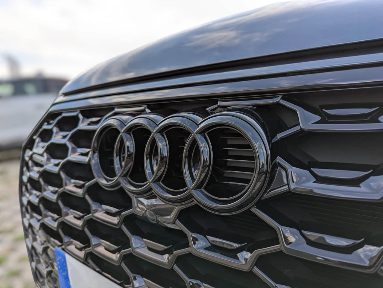 Logo de calandre Audi A1, A3, A4, A5, A6, A7, Q2, Q3, Q5, Q7, Q8, R8 et TT noir brillant